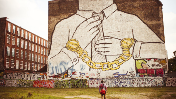 Nei dibattiti televisivi i parassiti di tutti i partiti ci fanno promesse. I padroni conoscono già i risultati elettorali. Quale sarà il partito vincente o la coalizione che governerà loro saranno più ricchi. I giornalisti conducono il ballo dei parassiti. Ma da dove viene la ricchezza dei padroni? Marx ha scritto un testo che è fondamentale per gli operai La produzione del plusvalore Supponiamo ora che la produzione della quantità di oggetti correnti necessari alla vita di un operaio richieda sei ore di lavoro medio. Supponiamo inoltre che sei ore di lavoro medio siano incorporate in una quantità d’oro […]