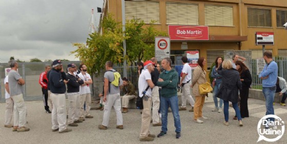 Redazione di Operai Contro, alla Bob Martin di Udine l’azienda annuncia la chiusura,  licenzia tutti i 72 dipendenti. che a partire da lunedì 18 sono in mobilità L’assemblea dei lavoratori ha deciso lo sciopero ad oltranza al quale hanno aderito  Flai Cgil e Fai Cisl . I lavoratori hanno anche organizzato un presidio della fabbrica,  allo scopo di impedire eventuali trasferimenti di macchinari e materiali. I sindacati, al solito, hanno inviato alla Regione Friuli Venezia Giulia la richiesta di apertura di un tavolo di crisi, Grazie ai parassiti del parlamento e del governo Pd, le nuove regole sugli ammortizzatori […]