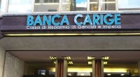 Redazione di Operai Contro, anche le banche licenziano, altro che uscita dalla crisi. Sono oltre 800 i nuovi esuberi e la chiusura di 120 filiali .  A dover essere allontanato dovrebbe essere un quarto del personale (attualmente i dipendenti sono 4.742), mentre la dismissione riguarda il 20 per cento delle filiali. Obiettivo dell’azienda, alla fine del piano, è la riduzione del 23 per cento dei costi operativi e il raggiungimento di un utile netto pari a 146 milioni. Il nuovo piano industriale è il quinto in quattro anni, nonché il terzo negli ultimi 15 mesi. La  CARIGE oltre a […]
