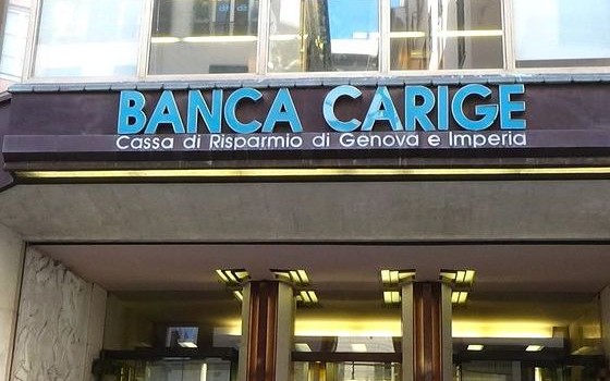 Redazione di Operai Contro, anche le banche licenziano, altro che uscita dalla crisi. Sono oltre 800 i nuovi esuberi e la chiusura di 120 filiali .  A dover essere allontanato dovrebbe essere un quarto del personale (attualmente i dipendenti sono 4.742), mentre la dismissione riguarda il 20 per cento delle filiali. Obiettivo dell’azienda, alla fine del piano, è la riduzione del 23 per cento dei costi operativi e il raggiungimento di un utile netto pari a 146 milioni. Il nuovo piano industriale è il quinto in quattro anni, nonché il terzo negli ultimi 15 mesi. La  CARIGE oltre a […]