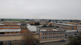 Redazione di Operai Contro, Si è svolto “in un clima pienamente costruttivo” l’incontro oggi al Viminale tra il ministro dell’Interno, Marco Minniti, e la sindaca di Roma, Virginia Raggi. I due, informano in una nota congiunta, “hanno convenuto sull’importanza di una collaborazione interistituzionale, come quella già in corso con la Regione, per affrontare il tema dell’emergenza abitativa, delle politiche migratorie e dell’accoglienza, stabilendo delle priorità nel rispetto dei principi di legalità e di umanità”. Minniti e la Raggi hanno convenuto di potere utilizzare le ex caserme come abitazioni. Ricordo le Caermette di Foggia , che ospitarono, nell’immediato dopoguerra, centinaia […]