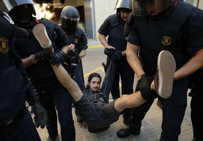 Per il dibattito La formazione dello Stato nazionale è strettamente connessa alla nascita e allo sviluppo del modo di produzione capitalistico. Lo Stato ha la funzione di centralizzare la vita giuridica della nazione e di omologare il mercato, eliminando diversità, autonomie e «privilegi». Tutto ciò è avvenuto in Europa nel corso dei secoli XVII-XIX. Quanto è avvenuto dopo, in Europa e nel mondo, è stato una tragica caricatura. Paradossalmente, l’Unione europea si è assunta questo scopo fuori tempo massimo, ovvero quando il modo di produzione capitalistico era entrato in una fase di declino irreversibile. Da un decennio, l’aggravarsi della […]