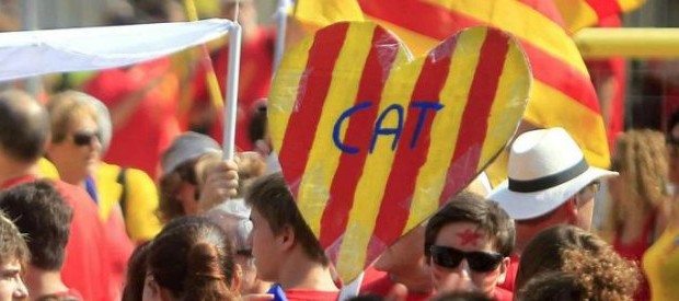 Redazione di operai contro,. Lo scontro tra la Spagna e la Catalogna si avvicina alla guerra civile a 10 giorni dal referendum sull’indipendenza della Catalogna, sospeso dalla Corte costituzionale spagnola. La Guardia Civil spagnola ha arrestato nelle sedi del governo catalano 14 persone legate all’organizzazione del voto: Migliaia protestano a Barcellona al grido di vogliamo essere liberi Altro che fine della crisi. La crisi economica prosegue inesorabile. Si sfascia l’europa e gli stati totalitari Un giovane