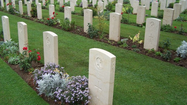 Caro Operai Contro, sono oltre 1.400 i morti sul lavoro in Italia, dall’inizio dell’anno al 30 agosto 2017. Di questi 451sono morti sui luoghi di lavoro e oltre 950 sono morti sulle strade e in itinere. La strage degli schiavi salariati non fa scalpore, non finisce sulle prime pagine dei giornali, non è oggetto di martellanti campagne televisive, non ricorre nei fuorvianti presenzialismi di rituali logorroici. Una strage completamente sottaciuta, salvo qualche morte singola che ogni tanto viene annunciata nei telegiornali, o quando nello stesso “infortunio”, sono in più operai a morire. Ricordiamo che gli operai morti sul lavoro, […]