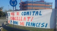 Redazione di Operai Contro, L’azienda, di proprietà della francese Aedi, specializzata nella lavorazione dell’alluminio per l’industria farmaceutica e alimentare, ha dichiarato il 28 luglio scorso la chiusura dello stabilimento e il licenziamento collettivo dei 138 dipendenti. Giovedì 24 agosto la Comital aveva inviato un convoglio di camion, scortato dai Carabinieri, per prelevare alcune bobine di alluminio della Lamalu, altra società del gruppo Aedi. Gli operai, con le mani alzate, hanno bloccato l’entrata, i militari hanno provato a forzarlo.I carabinieri hanno caricato il picchetto operaio Operai dobbiamo dire basta alle vertenze spezzatino dei dirigenti sindacali di FIOM-FIM-UILM. I dirigenti sindacali […]