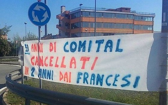 Redazione di Operai Contro, L’azienda, di proprietà della francese Aedi, specializzata nella lavorazione dell’alluminio per l’industria farmaceutica e alimentare, ha dichiarato il 28 luglio scorso la chiusura dello stabilimento e il licenziamento collettivo dei 138 dipendenti. Giovedì 24 agosto la Comital aveva inviato un convoglio di camion, scortato dai Carabinieri, per prelevare alcune bobine di alluminio della Lamalu, altra società del gruppo Aedi. Gli operai, con le mani alzate, hanno bloccato l’entrata, i militari hanno provato a forzarlo.I carabinieri hanno caricato il picchetto operaio Operai dobbiamo dire basta alle vertenze spezzatino dei dirigenti sindacali di FIOM-FIM-UILM. I dirigenti sindacali […]