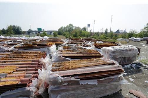 Caro Operai Contro, la maxi discarica di amianto a cielo aperto occupa 23 mila metri quadri, insieme a rifiuti infiammabili tra il cartello Modena Fiere e l’autostrada. Questa discarica non ha ancora “fatalmente” preso fuoco, come succede ormai con una certa frequenza (anche in questi giorni), alle discariche in ogni parte d’Italia. Come si dice, alla provvidenza non c’è limite e poi si sa che l’amianto è ignifugo per eccellenza. Un incendio dei materiali infiammabili potrebbe però servire a sollevare il caso facendolo diventare un’emergenza, e in quanto tale usufruire di una bonifica a carico del “fondo fatalità”, finanziato […]