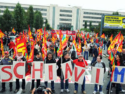 Caro Operai Contro, la Fiom comunica che a Mirafiori aumentano gli esuberi. A Melfi da oltre due mesi è ripartita la cassa integrazione con operai trasferiti a Termoli. A Pomigliano centinaia di operai in cassa integrazione sono costretti da mesi in trasferta a Cassino, mentre quelli di Cassino rimangono in cassa integrazione. E’ solo un cenno alle note situazioni fra le più gravi e stridenti per gli operai della Fca in Italia, ex Fiat. Mi chiedo cosa debba succedere perché il sindacato decida mobilitazioni e iniziative, appropriate alla gravità delle situazioni. E mi rispondo se quella “flemma” dell’azione sindacale […]