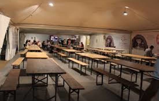 Caro Operai Contro, a Bergamo la festa dell’Unità doveva durare 15 giorni, ha chiuso dopo 2 giorni. Non va meglio in ogni parte d’Italia, sciami di fantasmi gremiscono le feste dell’Unità, una festa che con Renzi è diventata la festa del Jobs act. A Imola alla festa nazionale dell’Unità di questi giorni, “neanche i grilli e le cicale si sono presentati” riporta la cronaca. A Bologna è stato un tracollo, ma in generale, saloni, strutture e stand sono deserti. Zero affluenza anche a Modena, dove Poletti nella totale desolazione è riuscito a parlare solo con un addetto alle cucine. […]