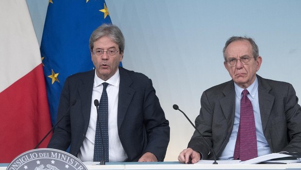 Redazione di Operai Contro, i servi ottimisti dei padroni sperano. Il premier Gentiloni ha detto: “I risultati economici che sono stati resi possibili dalle riforme varate dal governo Renzi e che noi abbiamo proseguito ci hanno consentito una discussione con l’Ue che ha portato margini favorevoli di finanza pubblica e che ci porterà a proporre al Parlamento una legge di bilancio non depressiva, che non sarà un freno alla tendenza positiva dell’economia”. Ha detto il ministro dell’Economia Pier Carlo Padoan: “L’aggiornamento del quadro economico è positivo, abbiamo numeri di crescita più alti e più stabili. Grazie a questi delinquenti […]