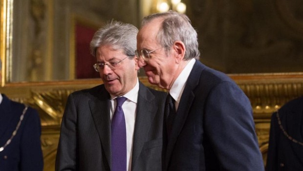 Redazione di Operai Contro, dopo le sbronze con il compare Padoan, il conte Gentiloni farnetica: “In questo contesto favorevole, anche se non privo di rischi, l’Italia arriva lasciando alle spalle la crisi più acuta che abbiamo avuto nel dopoguerra. Possiamo finalmente dire di aver lasciato dietro le spalle il periodo più difficile del dopoguerra”. “Tra i tanti indici – ha aggiunto Gentiloni – per me il più importante è l’indice di fiducia, che è l’indice più impalpabile. Ma se cresce, nonostante le ansie comprensibili e anche le paure seminate ad arte, è uno degli elementi più incoraggianti per chi […]