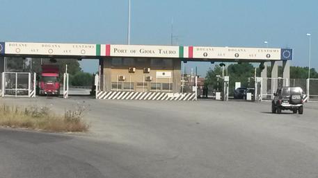 Caro Operai Contro, i padroni alzano il tiro contro gli operai e ogni giorno ne abbiamo una prova. Decine di portuali di Gioia Tauro sono stati licenziati a Luglio senza salario, e ad oggi non hanno ancora percepito un euro di cassa integrazione. I portuali licenziati hanno bloccato il porto di Gioia Tauro e comunicato al Prefetto che non vogliono “essere trattati da disoccupati”. La solidarietà con i portuali licenziati, richiede che siano sostenuti dai loro compagni di lavoro. Il sindacato ha dichiarato lo sciopero tra i portuali che non sono stati licenziati? Ha messo in conto di chiamare […]