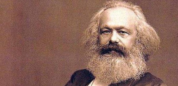 Redazione di Operai Contro, Sono passati 150 anni dalla pubblicazione della prima edizione de Il Capitale di Marx, ma ancora quest’opera crea problemi e preoccupazioni ai padroni di tutto il mondo, che in tutti i modi cercano vanamente di dimostrarne l’inutilità e la fallacia. Un ultimo esempio di questo vero e proprio loro chiodo fisso è la recente pubblicazione da parte dell’editore Aragno dello scritto di Vilfredo Pareto sull’opera di Marx, intitolato anch’esso Il Capitale. In realtà si tratta della ristampa dell’Introduzione che il Pareto fece in francese alla raccolta di brani del Libro I de Il Capitale curata […]