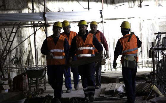 Redazione di Operai Contro, Ci saranno anche Susanna Camusso e Virginia Raggi, oggi, lunedì 25 settembre, alle 16.30 a Roma, nel quartiere popolare di Settecamini, per festeggiare assieme ai 700 alunni, le famiglie, gli insegnanti e la direzione didattica la fine dei lavori per l’abbattimento delle barriere architettoniche della Scuola Elementare A. Nuzzo. No, non è un fine cantiere…è un fine “sciopero a rovescio” dei disoccupati edili, lanciato dalla Fillea Cgil di Roma e Lazio insieme alla Confederazione, per riaffermare il diritto al lavoro e la necessità di fare investimenti concreti per creare occupazione, come ricorda Mario Guerci, segretario generale […]