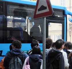Caro Operai Contro, i sindacalisti sembrano voler strapparsi le vesti, ma in mesi di trattative non hanno lanciato allarmi, nessun segnale di lotta. Solo 4 ore di sciopero il 5 agosto ed ora il prossimo sciopero il 12 settembre. Sciopero contro la disdetta del contratto aziendale che comporta fra l’altro, un taglio di 400 euro al mese in busta paga. Il padrone approfitta delle “tutele crescenti” contenute nel Jobs act voluto da Renzi. Ovviamente le “tutele crescenti” sono per i padroni, non per i dipendenti come propagandava Renzi. Al momento non è dato sapere se gli autisti e il […]