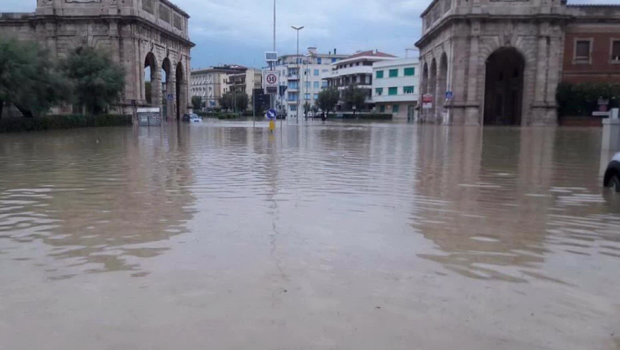 Come avrete ormai saputo dagli organi di (dis)informazione, domenica mattina i quartieri sud di Livorno sono stati letteralmente affondati da più di 200 mm di pioggia, caduta in circa tre ore. La situazione è ancora molto difficile: ci sono strade bloccate nel quartiere di Collinaia, mentre Limoncino è irraggiungibile per due ponti crollati, Montenero bassa è ancora in emergenza così come le zone circostanti, e ci sono ancora grossi problemi su parte della Variante; anche Quercianella ha avuto danni con il ponte di Chioma crollato. Questa prevedibile tragedia ha purtroppo fatto contare – al momento – quasi una decina […]
