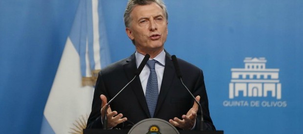 Si stanno realizzando le peggiori previsioni a suo tempo formulate dal sottoscritto e da altri per quanto riguarda le disastrose scelte del governo neoliberista di Macri che con un ridotto margine di maggioranza si è insediato da quasi due anni oramai al vertice dello Stato argentino. Particolarmente catastrofico il bilancio di tale governo per quanto riguarda il trattamento delle popolazioni indigene, in particolare i Mapuche, assoggettati allo sfruttamento senza limiti delle multinazionali che, con l’assenso di politicanti corrotti, si sono appropriate delle loro terre ancestrali. Un ottimo esempio di quello che Renzi ed altri chiamarebbero “aiutare i poveri a casa […]
