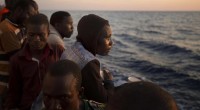 Redazione di operai Contro, il codice di Minniti il Mazziere, non riesce a diminuire gfli emigranti morti nel mediterraneo. Se è vero che il numero di arrivi sulle coste europee del Mediterraneo si è dimezzato nei mesi di luglio e agosto rispetto al 2016 (da 52.220 si è scesi a 23.301), il numero di morti, nei mesi di luglio agosto,  è rimasto praticamente identico (288 nel 2016 contro i 283 di quest’anno). Con un balzo ad agosto (151 morti nel 2017: nel 2016 furono 62), che contribuisce ad assegnare al Mare Nostrum il triste primato di rotta più pericolosa […]