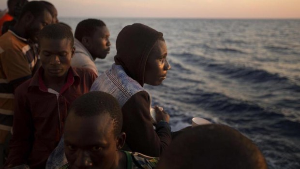 Redazione di operai Contro, il codice di Minniti il Mazziere, non riesce a diminuire gfli emigranti morti nel mediterraneo. Se è vero che il numero di arrivi sulle coste europee del Mediterraneo si è dimezzato nei mesi di luglio e agosto rispetto al 2016 (da 52.220 si è scesi a 23.301), il numero di morti, nei mesi di luglio agosto,  è rimasto praticamente identico (288 nel 2016 contro i 283 di quest’anno). Con un balzo ad agosto (151 morti nel 2017: nel 2016 furono 62), che contribuisce ad assegnare al Mare Nostrum il triste primato di rotta più pericolosa […]