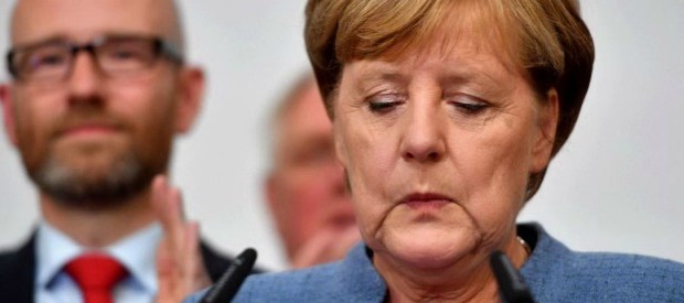 Redazione di Operai Contro, i primi dati sulle elezioni in Germania confermano il fallimento della democrazia elettorale. La CDU si ferma al 33%, con un calo di più del’8%. L’estrema destra di Alternativ für Deutschland entra in Parlamento. L’AfD, ha superato il 13%, triplicando il risultato del 2013, ed è la terza forza politica del Paese Il partito socialdemocratico ha una perdita del 5% e si chiama fuori dalla Grosse Koalition.I socialdemocratici infatti rimangono sotto il 21%. Un risultato che, se confermato, sarebbe il peggiore della storia del partito nel dopoguerra. L’alternativa per la Cdu della Merkel sarà la coalizione Giamaica: […]