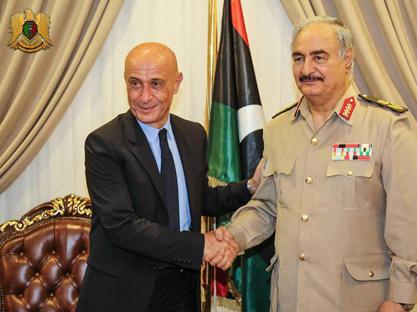 Redazione di operai Contro Marco Minniti ha incontrato il generale Khalifa Haftar l’uomo forte della Cirenaica che afferma di «controllare ormai oltre il 70 per cento del territorio libico», incluse molte delle rotte dei migranti in arrivo dall’Africa subsahariana e attraverso il cuore del deserto del Fezzan verso il Mediterraneo. L’Eni paga mazzette ad Haftar e Fāyez Muṣṭafā al-Sarrāj a Ttipoli. In gioco c’è la rapina del petrolio  libico. Il dittatorello della Cirenaica ha ribadito che vuole soldi e armi nella nella stessa quantità data al dittatorello di Tripoli. Sino a una settimana fa erano soprattutto i servizi segreti […]