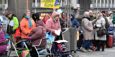 Su Le Monde Diplomatique, una analisi approfondita del modello sociale tedesco fondato sulle riforme Hartz, che hanno segnato il passaggio dal sistema di sicurezza sociale a tutela dei lavoratori a un modello di “inclusione” dove i disoccupati sono trasformati in una grande sacca di lavoratori poveri sottoposti a un regime di controlli rigidamente coercitivo, fondato sulla stigmatizzazione di chi si trova in difficoltà.  Questo è il modello che ispira la riforma del mercato del lavoro che il governo Macron  va ad imporre per decreto anche in Francia.  di Olivier Cyran, Settembre 2017   Tema di grande attualità per le lotte iniziate in […]