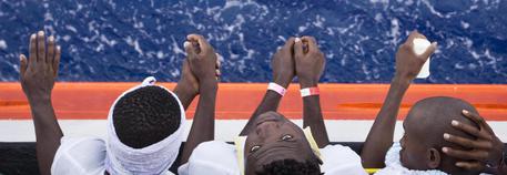 Redazione di Operai Contro, ormai tutti i partiti dal Pd alla Lega lodano il mazziere Minniti. L’imperialismo italiano ha compattato tutti i partiti in favore dei padroni. Più si è violenti  nei confronti degli emigranti e degli operai, più si viene lodati. Siete gli unici a parlare contro l’imperialismo italiano. Un giovane operaio La denuncia di MSF “Quella che ho visto in Libia è la forma più estrema di sfruttamento degli esseri umani” basata “sul sequestro, la violenza carnale, la tortura e la schiavitù” e “i leader europei sono complici” dello sfruttamento mentre “si congratulano del successo perché in […]