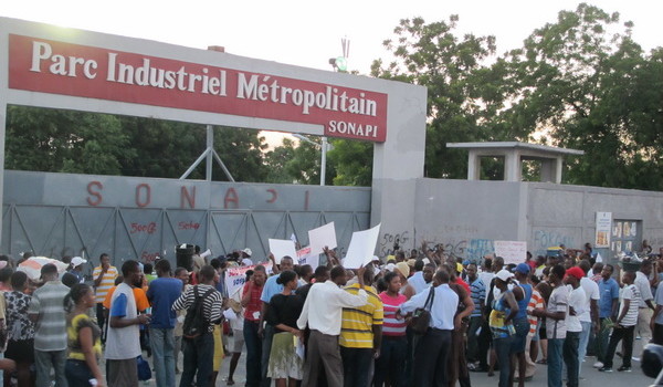 Port au Prince , Haiti, Migliaia di operai sono scesi in sciopero ad Haiti, bloccando la produzione in dozzine di fabbriche attorno a Port au Prince per oltre due giorni. Nella capitale sono ubicate specifiche zone di produzione conosciute  con il nome di “Parchi Industriali” dove decine di migliaia di operai del settore tessile sono sottoposti ad uno sfruttamento bestiale. Attraverso una lotta indipendente chiedono un aumento salariale dagli attuali 300 Gourdes  al giorno (4 euro circa)  a 800 Gourdes  (10 euro circa), scontrandosi con le forze di polizia e i sindacati collaborazionisti (sindacato giallo filo padronale prevalentemente impiegatizio). […]