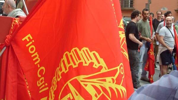 Caro Operai Contro, a luglio il padrone preannuncia il possibile licenziamento di 4 operai. RSU e FIOM hanno considerato la misura “priva di qualsiasi giustificazione” e perciò hanno proclamato uno sciopero solo il 4 settembre, praticamente dopo quasi due mesi, quando il padrone ha licenziato i 4 operai. Ieri leggevo su Operai Contro che in Puglia la flemma del sindacato blocca le lotte. Mi sembra che questa flemma del sindacato non riguardi solo la Puglia ma sia un po’ una situazione generale. Perciò condivido la necessità di un sindacalismo operaio, e colgo l’occasione per spronare gli operai a impegnarsi […]