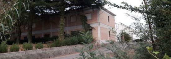 Redazione di Operai Contro, Per gli operai, dell’industria dell’edilizia e dell’agricoltura la mattanza continua. Schiacciati, asfissiati nei vasche, bruciati oppure cadendo dalle impalcature quello che li accomuna è la loro condizione concreta: morire producendo profitti per i padroni. Difendersi attraverso una propria organizzazione politica rimane una necessità sempre più urgente! Allego un articolo sull’operaio “sconosciuto” morto ammazzato ieri a Pomezia (Roma) un sostenitore del Partito degli Operai Pomezia, cade dal tetto durante i lavori di manutenzione: morto operaio Una terribile disgrazia è avvenuta questo pomeriggio intorno alle ore 18:00 a Pomezia. Un uomo, un operaio straniero, è scivolato dal […]