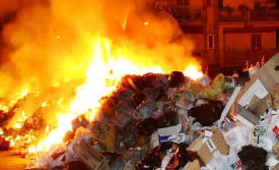 Caro Operai Contro, nel rapporto del Forum internazionale sull’economia dei rifiuti promosso dal consorzio Polieco, a Ischia, si legge che ingenti quantità di rifiuti vengono usati “nella logica di ricevere un mero profitto economico”, dopodichè i rifiuti finiscono in roghi accidentali, (250 negli ultimi 3 anni), evitando i costi dello smaltimento secondo le regole vigenti. “Che ci sia una connessione fra i vari roghi e una gestione deviata de rifiuti”, non è solo un “legittimo sospetto” del Forum in questione, ma un sospetto abbastanza diffuso, tant’è che nella mia corrispondenza qui pubblicata il 10 settembre scorso, sostenevo che il […]