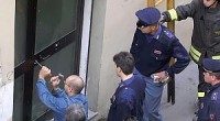 Caro Operai Contro, nell’ultimo anno gli sfratti in Italia procedono ad una media di 170 al giorno. Un numero impressionante di cui Gentiloni non parla. 170 famiglie che ogni giorno vengono cacciate da casa, da quello stesso sistema sociale che dopo averle impoverite, costringendole alla morosità, poi le sbatte in mezzo alla strada, senza i clamori delle televisioni, chi resiste deve fare i conti col manganello e la galera. Anche loro hanno un conto in sospeso con la società dei padroni e i loro partiti. Saluti da Grugliasco   Mando un articolo da La Stampa Sfratti in calo negli […]