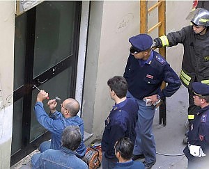 Caro Operai Contro, nell’ultimo anno gli sfratti in Italia procedono ad una media di 170 al giorno. Un numero impressionante di cui Gentiloni non parla. 170 famiglie che ogni giorno vengono cacciate da casa, da quello stesso sistema sociale che dopo averle impoverite, costringendole alla morosità, poi le sbatte in mezzo alla strada, senza i clamori delle televisioni, chi resiste deve fare i conti col manganello e la galera. Anche loro hanno un conto in sospeso con la società dei padroni e i loro partiti. Saluti da Grugliasco   Mando un articolo da La Stampa Sfratti in calo negli […]