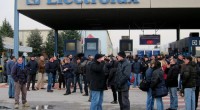 Redazione di Operai Contro, La direzione Electrolux Italia ha diffuso una nota, secondo la quale i ritardi nella produzione dovuti al ripetersi di scioperi e al rifiuto di accettare orari straordinari nello stabilimento di Susegana il sabato potrebbe indurre la società a ricorrere ad altre soluzioni, Licenziamento degli operai e chiusura della fabbrica Un primo incontro fra azienda e organizzazioni sindacali, nel quale era stata ipotizzata l’introduzione di quattro sabati di lavoro straordinario per settembre aveva registrato un rifiuto dei lavoratori stessi. La direzione Electrolux ci costringe a ritmi infernali, ha costretto operai a lavorare anche a ferragosto nel […]