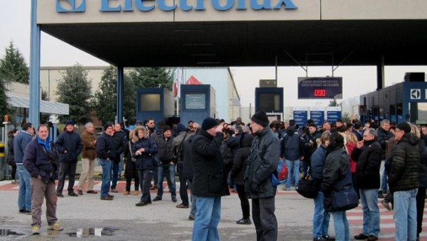 Redazione di Operai Contro, La direzione Electrolux Italia ha diffuso una nota, secondo la quale i ritardi nella produzione dovuti al ripetersi di scioperi e al rifiuto di accettare orari straordinari nello stabilimento di Susegana il sabato potrebbe indurre la società a ricorrere ad altre soluzioni, Licenziamento degli operai e chiusura della fabbrica Un primo incontro fra azienda e organizzazioni sindacali, nel quale era stata ipotizzata l’introduzione di quattro sabati di lavoro straordinario per settembre aveva registrato un rifiuto dei lavoratori stessi. La direzione Electrolux ci costringe a ritmi infernali, ha costretto operai a lavorare anche a ferragosto nel […]