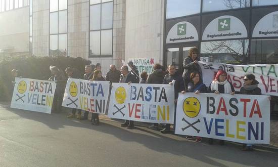 Caro Operai Contro, “Ventinove morti che si aggiungono a oltre un centinaio di dipendenti deceduti nel processo in cui è stato assolto l’imprenditore Marzotto”. Quanti operai uccisi per il profitto non risultano in nessuna statistica degli operai morti sul lavoro? Migliaia di operai respirano e lavorano a contatto di sostanze altamente nocive e tossiche, nell’industria, nell’agricoltura e nel terziario. Il contatto e l’inalazione rovinano la salute, con effetti sugli operai invalidanti e mortali. L’avvelenamento a volte avviene con un lento processo, un po’ per giorno. L’amianto è solo la punta dell’iceberg di una avvelenamento generale degli operai nel processo […]