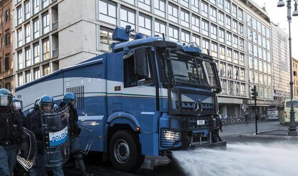 Redazione Operai Contro, Il 27 agosto, denunciavo il violento (e sporco) sgombero del palazzo romano di via Curtatone in un articolo intitolato: Bugie, Botte, Intrallazzi & Speculazioni. Roma, Piazza Indipendenza: il vero volto dell’accoglienza italiana, il punto cardine è la speculazione immobiliare che a Roma – come a Milano – ha uno dei suoi terreni prediletti. A questo proposito scrivevo: «Il palazzo [di via Curtatone] appartiene a una finanziaria (Idea Fimit SGR, che fa capo alla De Agostini, vedi: http://www.infoaut.org/metropoli/cosa-e-successo –a-piazza-indipendenza) che, ovviamente, vuol difendere il suo investimento. Ma non ha fretta. Nel frattempo può evitare le tasse, grazie […]