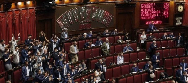 Redazione di Operai Contro, Per 608 parassiti del  parlamentoi è arrivato oggi il giorno che garantisce una rendita da mille euro al mese dopo soli quattro anni, sei mesi e un giorno di “lavoro”,Dopo essersi pagati 20 mila euro al mese ora sono arrivati alla pensione facile. I deputati al primo giro di legislatura alla Camera sono 410 e 191 al Senato, per un totale appunto di 608 su 945. Del gruppo fanno parte i 153 eletti con il Movimento 5 stelle (compresi quelli che poi sono usciti dal M5s) e 209 del Partito democratico. Più una quarantina dei 54 eletti […]