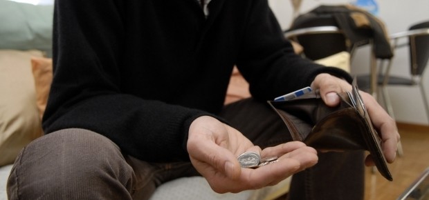 Per il dibattito Vivere senza salario I senza risorse, i senza futuro crescono di giorno in giorno. Oggi si arrangiano. E domani? Giorgio Panizzari, L’albero del peccato, Colibrì, Paderno Dugnano (Milano), 2017. pp. 204, € 14. Il libro ebbe la sua gestazione negli anni Ottanta e, quindi, potrebbe apparire datato. In realtà, apriva e apre orizzonti di dirompente attualità. In quegli anni, l’incipiente crisi del modo di produzione capitalistico investiva e sconvolgeva, dove più dove meno, il mondo intero, generando ovunque profondi mutamenti nella struttura economico-sociale. Contemporaneamente, in quegli anni, si smorzavano in Italia gli ultimi focolai di lotta […]