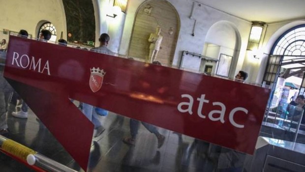 Caro Operai Contro, circa 200 lavoratori degli appalti di Atac non vengono pagati da oltre 4 mesi. Sono i dipendenti delle aziende in appalto, che stanno protestando da giorni inascoltati. “Siamo stanchi di lavorare senza stipendio”, è la scritta del loro striscione, penso che insieme ai loro compagni di lavoro direttamente dipendenti Atac debbano incrociare le braccia e scioperare. Saluti da un lettore   Questa la notizia riportata da Adnkronos “Siamo stanchi di lavorare senza stipendio”. E lo striscione esposto dall’Usb sotto il Campidoglio, dove è in corso un sit in di lavoratori Corpa e di altre aziende che […]