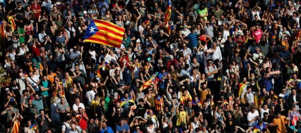 Redazione di Operai Contro, il parlamento della Catalogna ha approvato l’indipendenza Il premier spagnolo Mariano Rajoy, l’erede del fascista Franco, prepara la guerra civile E’ una grande occasione per gli operai di tutto il mondo Dalla parte degli operai e del popolo Catalano Gli operai sono contro l’ordine dei padroni Un operaio di Torino dal fatto quotidiano Il Parlamento catalano ha deciso: sì all’indipendenza. La risoluzione che sancisce la nascita della Repubblica catalana è stata approvata a scrutinio segreto dai deputati del Parlament di Barcellona con 70 voti favorevoli, 10 contrari e 2 schede bianche. L’opposizione unionista non ha partecipato al voto, […]