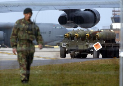 Redazione, avete ragione la terza guerra mondiale si avvicina. Gli operai hanno un unico strumento: organizzare il lorpo  Partito Operaio. Solo la rivolta operaia può impedire la carneficina ANSA L’aviazione militare americana sta per diramare un allerta per i propri bombardieri strategici B-52 con testate nucleari perchè siano pronti ad agire, se necessario, anche in 24 ore. Questo in seguito alle crescenti tensioni tra l’amministrazione Trump e il regime della Corea del Nord. Lo riportano alcuni media usa citando fonti del Pentagono. E’ la prima volta che accade dai tempi della Guerra Fredda. I bombardieri B-52 armati con testate […]