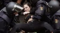 La polizia nazionale e la guardia civil intervengono per bloccare il referendum per l’indipendenza della Catalogna. Dopo che questa mattina i catalani si erano presentati ai seggi sotto la pioggia, sono iniziati gli interventi degli agenti. Le forze di polizia hanno spostato i cittadini concentrati a protezione delle scuole e degli edifici. Una volta entrati nei seggi hanno sequestrato le urne e cercato di impedire il voto. In alcune zone ci sono stati scontri e la folla è stata spostata con la forza. Alcuni video mostrano come la polizia abbia persino sparato contro le persone usando proiettili di gomma. Una persona […]