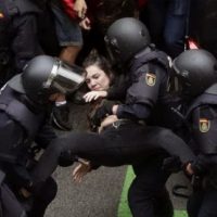 La polizia nazionale e la guardia civil intervengono per bloccare il referendum per l’indipendenza della Catalogna. Dopo che questa mattina i catalani si erano presentati ai seggi sotto la pioggia, sono iniziati gli interventi degli agenti. Le forze di polizia hanno spostato i cittadini concentrati a protezione delle scuole e degli edifici. Una volta entrati nei seggi hanno sequestrato le urne e cercato di impedire il voto. In alcune zone ci sono stati scontri e la folla è stata spostata con la forza. Alcuni video mostrano come la polizia abbia persino sparato contro le persone usando proiettili di gomma. Una persona […]