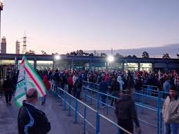 Caro Operai Contro, alla Cartiera Burgo la minaccia del padrone è: «Svolta a febbraio o 124 licenziamenti». Il padrone fa pesare la sua determinazione a ricorrere a 124 licenziamenti, minacciandoli 5 mesi prima. La risposta del sindacato deve essere altrettanto ferma e risoluta nel respingere i licenziamenti. Gli operai sanno benissimo che occorrono le mobilitazioni e la solidarietà di altre fabbriche. Che non è stando fermi ad aspettare la fatidica “svolta” di cui parla il padrone che ci si oppone al licenziamenti. Riporto integralmente la risposta del sindacato ripresa dall’articolo qui sotto: “I sindacati nazionali e territoriali hanno subito […]