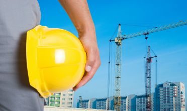 Caro Operai Contro, per 7 mila operai edili di Cagliari il contratto di settore è scaduto da un anno, mentre il contratto integrativo territoriale è scaduto da 10 anni. Eppure per il sindacato c’è bisogno ancora di un mese di “tregua” e poi “sarà protesta di piazza perché ora la misura è colma”. Evviva la protesta di piazza! Abbasso il metro di misura del sindacato che concede tregue fino a 10 anni! Operai dell’edilizia, come mai il sindacato concede al padrone “tregue” così lunghe? Spetta voi non permettere che ciò accada! Il vostro salario perde potere d’acquisto nei confronti […]