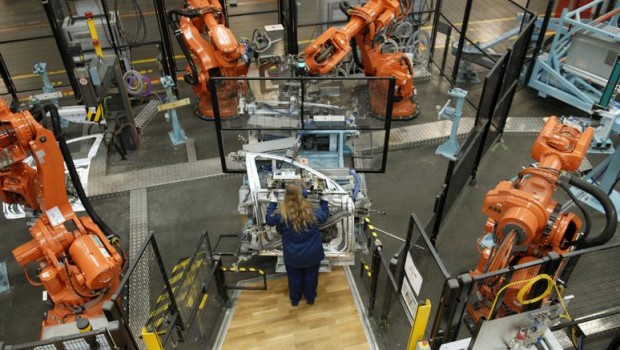 Per il dibattito Caro Operai Contro, “va riconosciuto il fatto che, per una volta, anche tutto il sistema politico, maggioranza e opposizione, ha sostenuto il Piano nazionale industria 4.0”. A dirlo è Carlo Calenda ministro per lo sviluppo economico, riferendosi ai 33 miliardi di euro regalati ai padroni in due anni, per rinnovare i macchinari. Un regalo fatto all’unanimità dal governo Gentiloni e dall’opposizione parlamentare. Calenda sostiene che: se solo il 20% delle imprese italiane sono competitive, dipende dal fatto che “progresso scientifico e internazionalizzazione” non sono stati governati. Eh no Calenda, sono stati governati e come! Sempre però […]