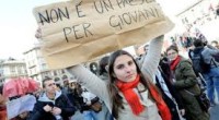 Caro Operai Contro, sarà che i padroni con il loro governo vogliono incrementare le fila per il pane, come già avviene per tanti operai e lavoratori ridotti in povertà, che sopravvivono grazie ai ricoveri per i poveri. Sta di fatto che ci costringono a fare la fila anche di notte ai “Centri per l’impiego”, per trovare un lavoro. Gli unici ad aver trovato “l’impiego” con questi Centri, sono gli impiegati che lavorano in questi uffici, in tanti casi con contratti a tempo determinato, costretti agli straordinari ed al lavoro notturno. L’esempio (qui sotto) del nord della Sardegna è significativo. […]