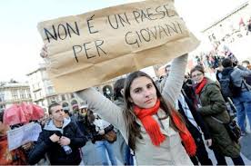 Caro Operai Contro, sarà che i padroni con il loro governo vogliono incrementare le fila per il pane, come già avviene per tanti operai e lavoratori ridotti in povertà, che sopravvivono grazie ai ricoveri per i poveri. Sta di fatto che ci costringono a fare la fila anche di notte ai “Centri per l’impiego”, per trovare un lavoro. Gli unici ad aver trovato “l’impiego” con questi Centri, sono gli impiegati che lavorano in questi uffici, in tanti casi con contratti a tempo determinato, costretti agli straordinari ed al lavoro notturno. L’esempio (qui sotto) del nord della Sardegna è significativo. […]
