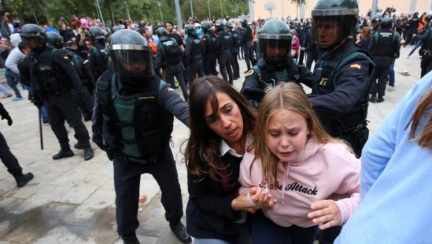 Domenica primo ottobre la ricorderemo a lungo, nella democratica Europa si impedisce con la forza armata l’esercizio del voto del referendum, indetto in Catalogna, per far esprimere la popolazione sulla questione dell’indipendenza dalla Spagna. Ciò che non si capisce in anni si può capire in un giorno e ricordarlo per decenni. Quante chiacchiere sul valore della democrazia, sul potere del popolo espresso attraverso il voto, come sono stati sbeffeggiati e condannati tutti coloro che vedevano nella repubblica democratica la forma più compiuta della dittatura dei padroni sugli sfruttati. I fatti di Spagna di questo primo ottobre dicono cose fondamentali […]